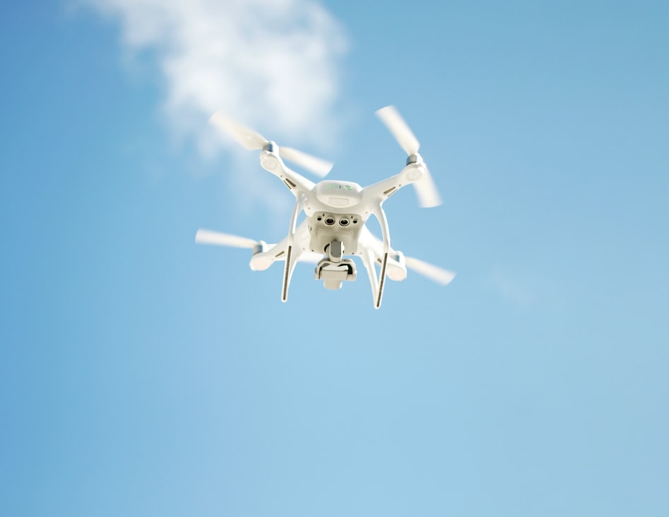 Un drone dans le ciel vu d'en bas