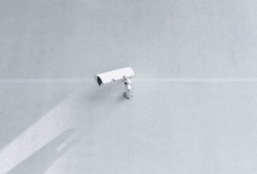 Une caméra de surveillance dans la rue