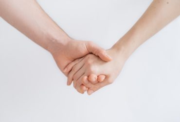 Un homme et une femme se tenant la main.