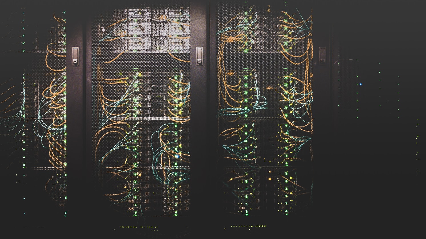 Des câbles dans un data centers aux Etats Unis.