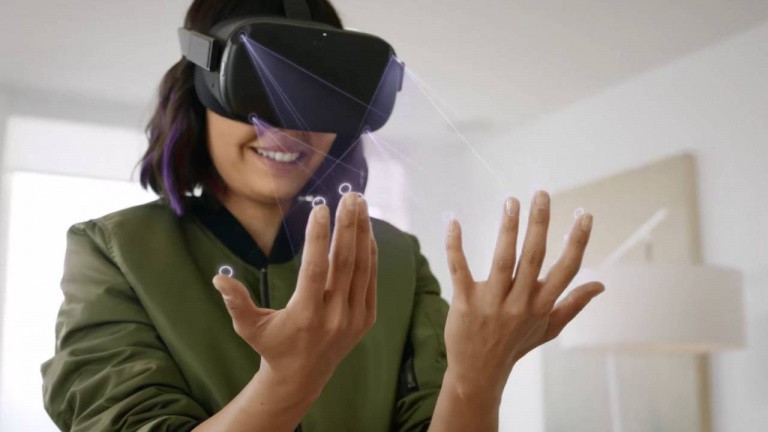 Une jeune femme portant le casque Oculus Quest.