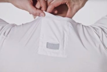 Un homme rangeant le Reon Pocket à la base de son cou dans le tee-shirt spécial prévu par Sony.