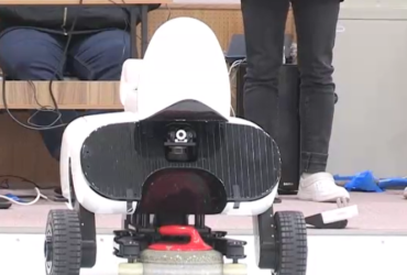 Le robot Curly lors d'un de ses matchs face à des équipes sud coréennes de Curling professionnelles.
