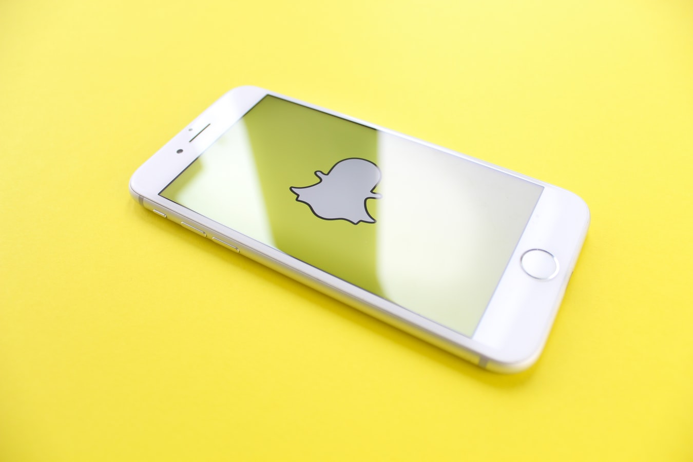 Un téléphone affichant le logo de Snapchat.