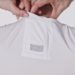 Un homme rangeant le Reon Pocket à la base de son cou dans le tee-shirt spécial prévu par Sony.