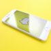 Un téléphone affichant le logo de Snapchat.